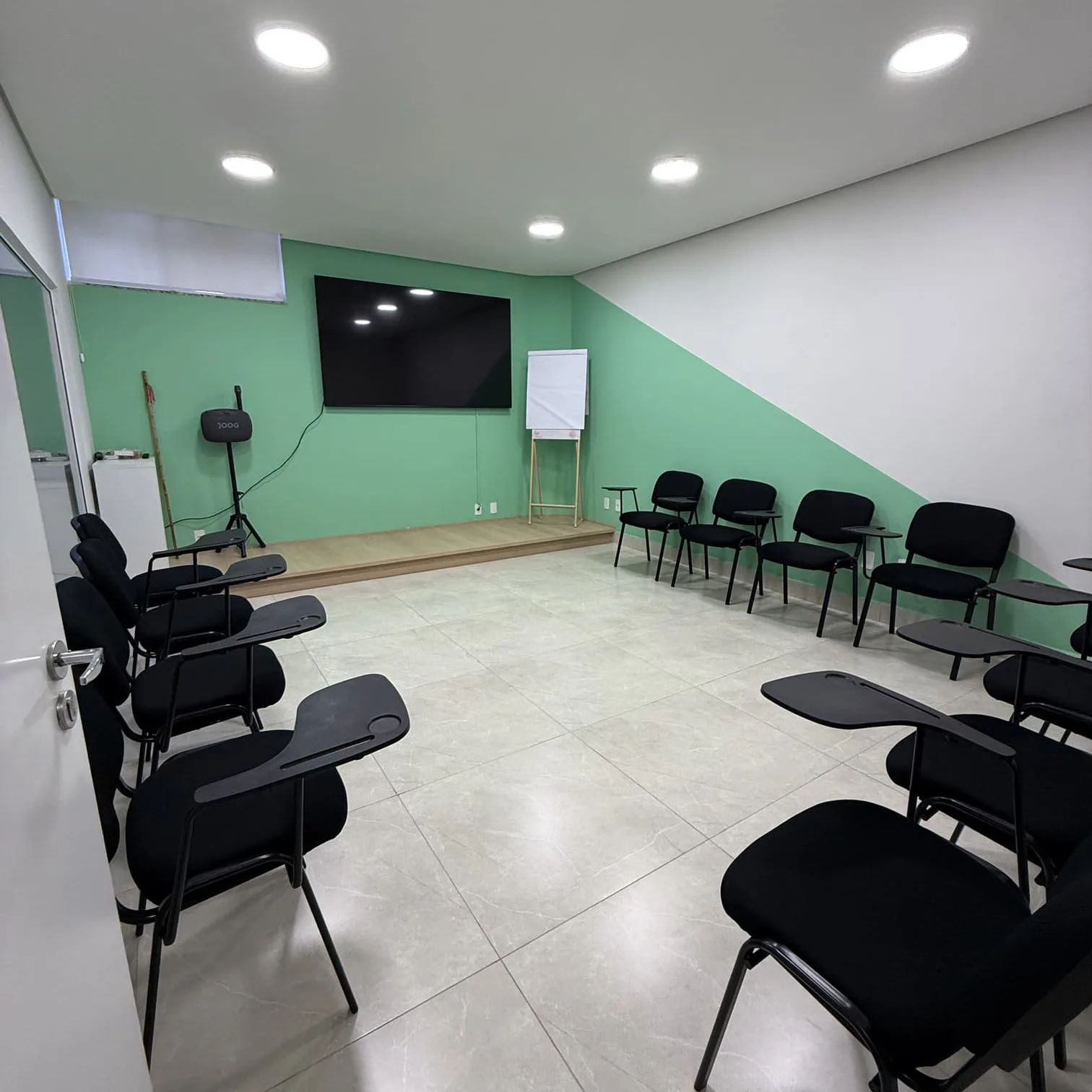Auditório com lousa e cadeiras